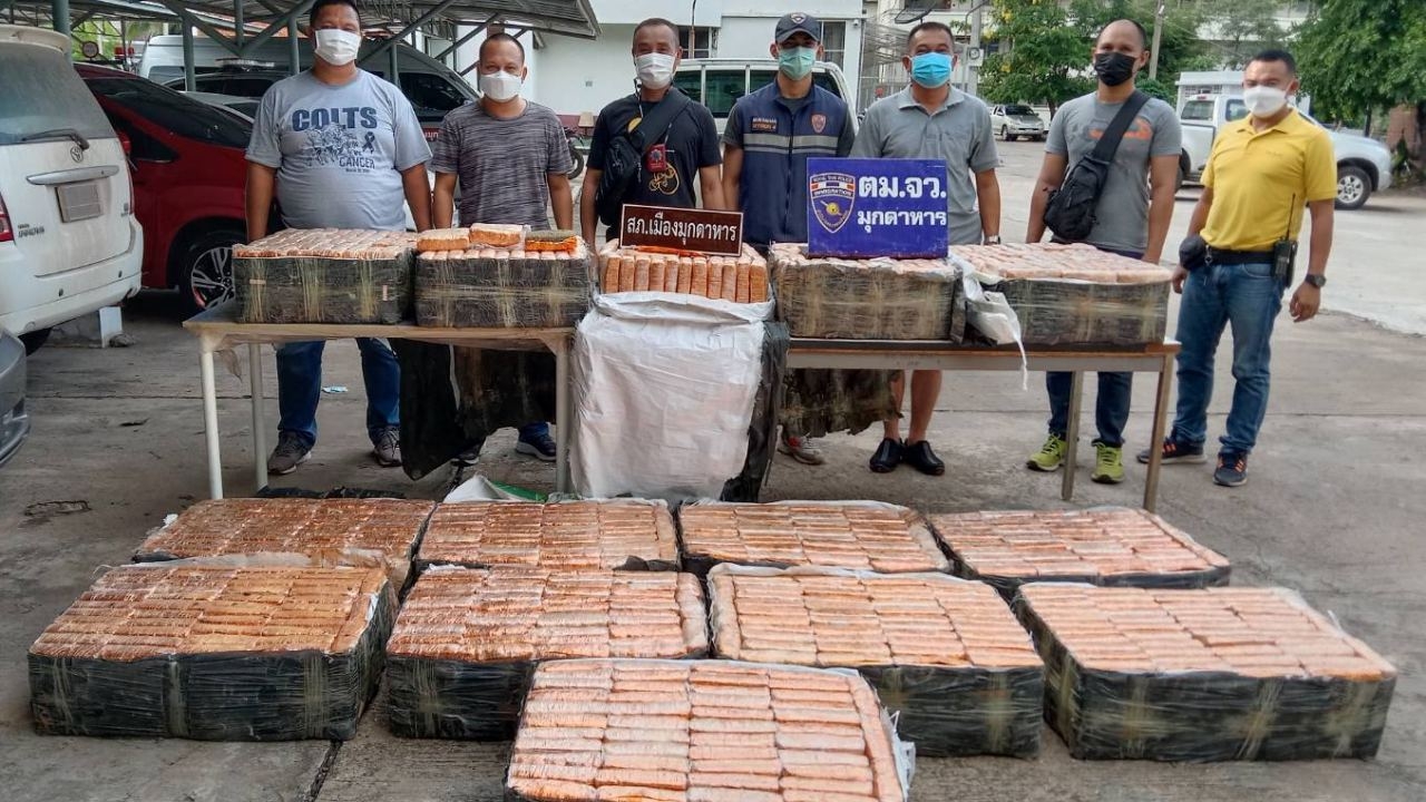 ตร.มุกดาหาร ยึดกัญชาแท่ง560 กก.ซุกท้ายกระบะ จอดซ่อนในป่าใกล้บ้านคำเม็ก