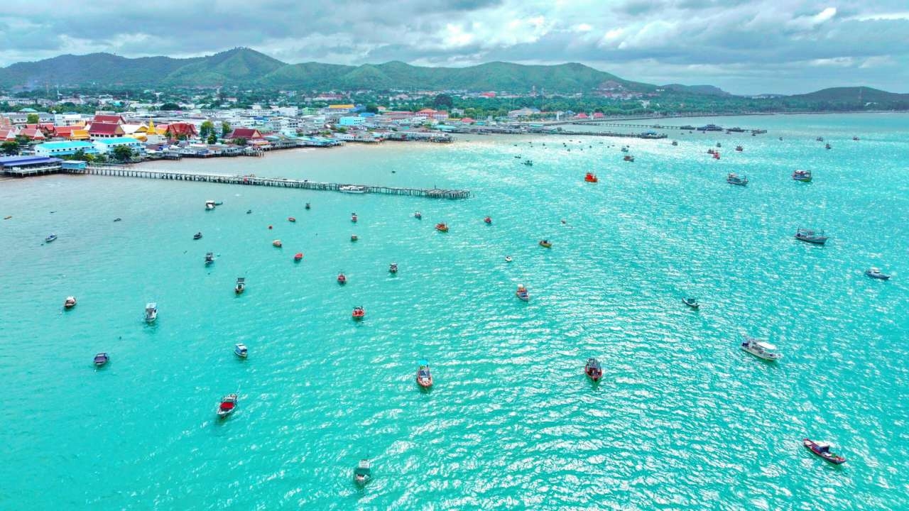 ทะเลมีคลื่นแรง เรือประมงท้องถิ่นจอดหลบพายุ สะท้อนภาพอาชีพหลักคนสัตหีบ