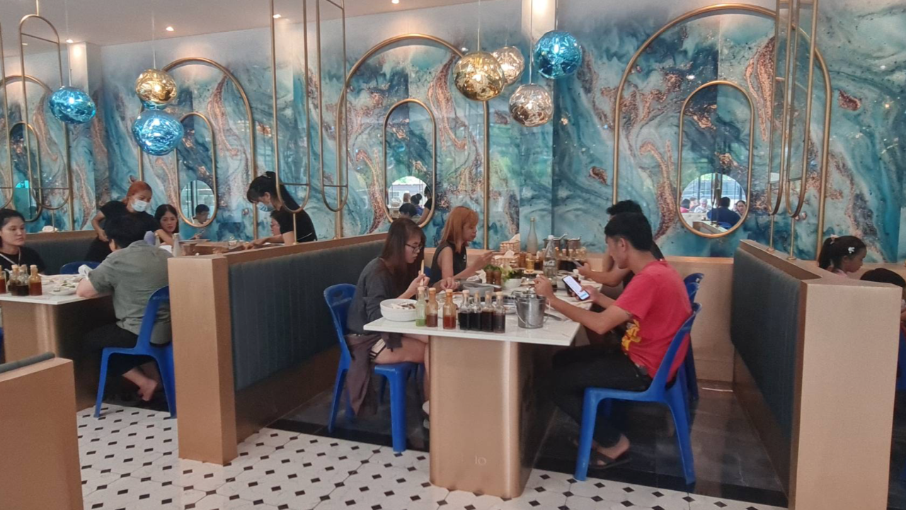 เจ้าของร้านปิ้งย่างหรู เก้าอี้ยืมวัด ยันเป็นเหตุสุดวิสัย ปัดสร้างคอนเทนต์