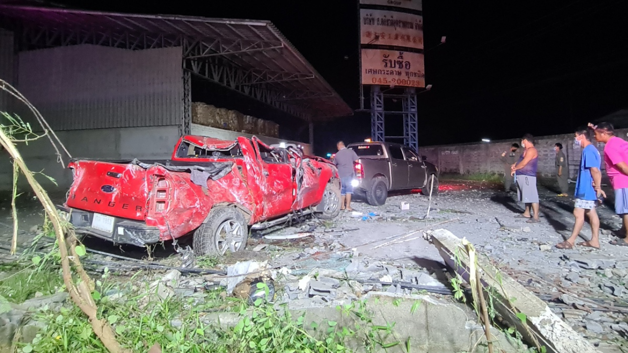 ไลฟ์สดสุดท้าย สาวใหญ่หยิบโทรศัพท์ ก่อนรถชนกำแพงเสียชีวิต