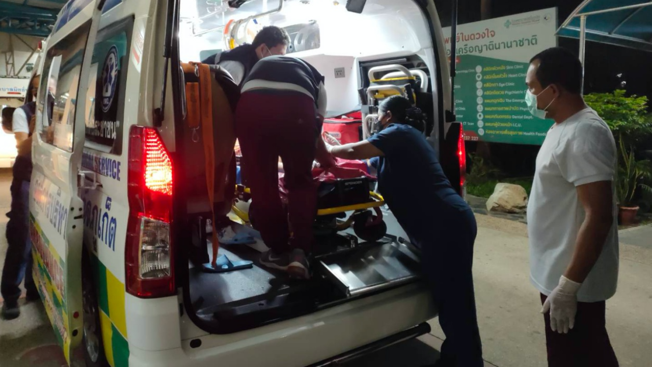 สุดอั้น สาวภูเก็ตตั้งครรภ์ท้องที่ 3 คลอดลูกชายบนรถกู้ภัย 