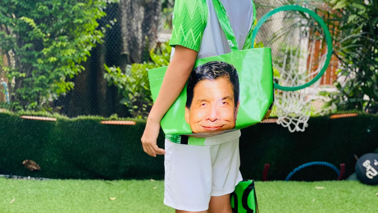 โซเชียลโชว์กระเป๋า "ชัชชาติ" ดัดแปลงจากป้ายหาเสียงผู้ว่าฯ กทม.