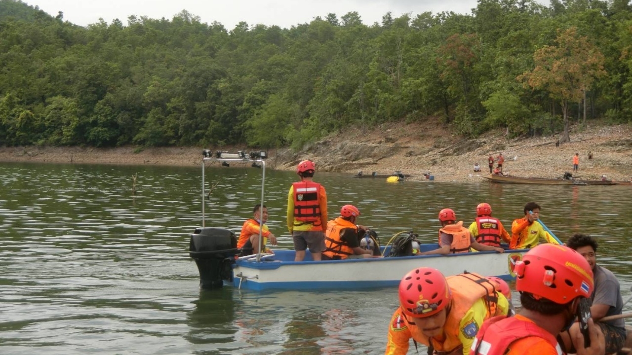 ครูสอนบินออกเรือตกปลา คลื่นซัดเรือล่มดับ 2 เพื่อนสวมชูชีพรอดชีวิต