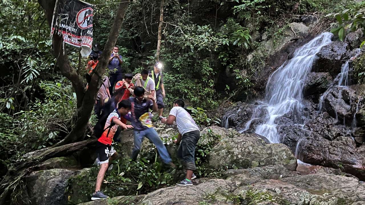 จนท.กู้ภัยเกาะสมุย นำร่างแหม่มสาวร่วงน้ำตกหน้าเหมือง 2 ลงเขามาได้แล้ว