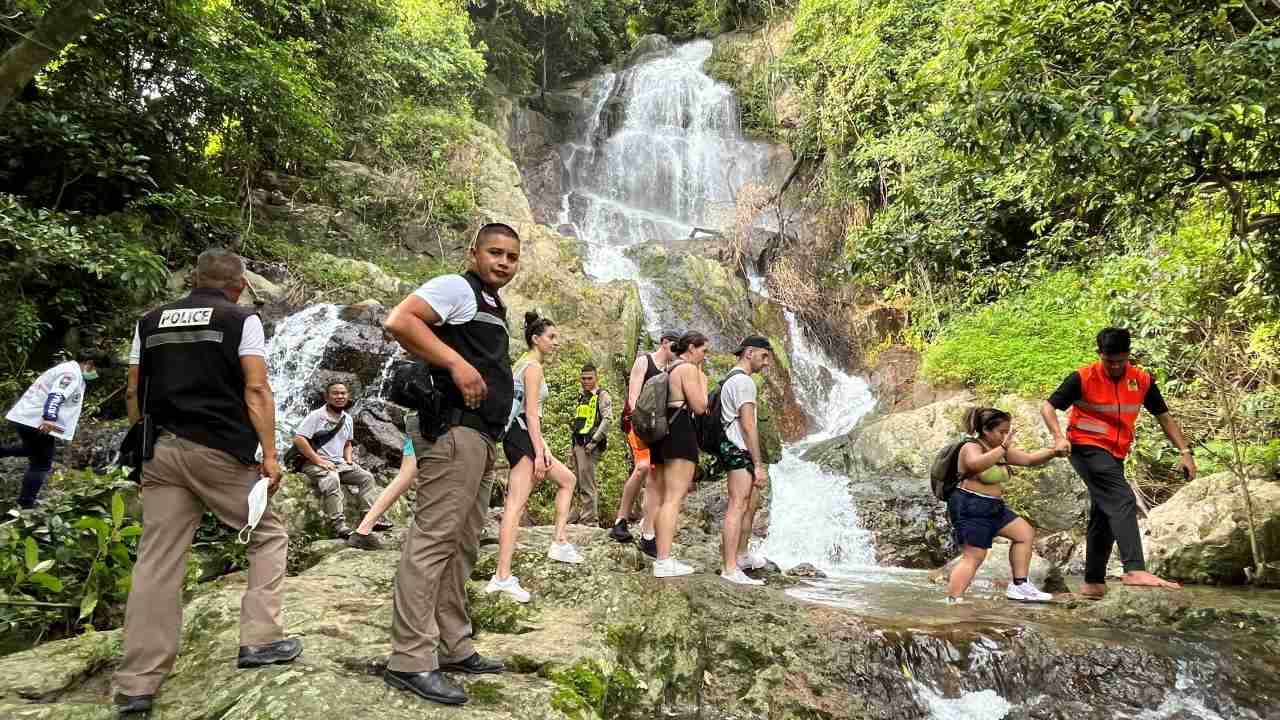 นทท.สาวโรมาเนีย ร่วงน้ำตกหน้าเหมือง 2 ตาย จนท.กู้ภัยกำลังนำร่างลงมา