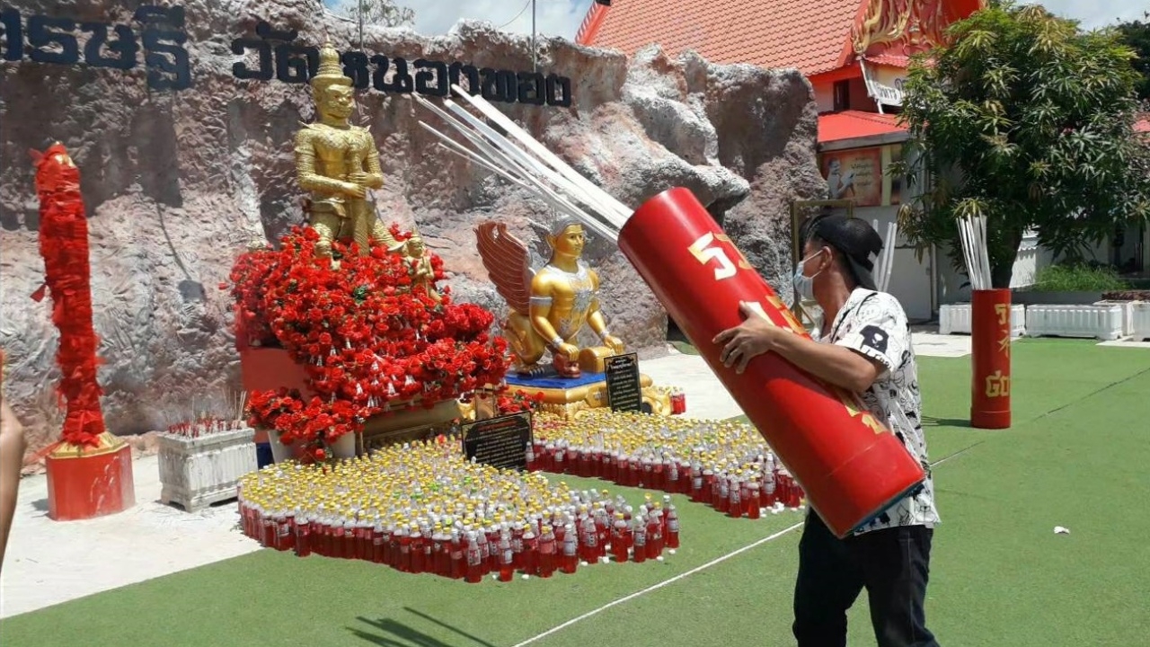 ชาวบ้านมาขอพร "ท้าวเวสสุวรรณ" ไม่พลาดเขย่าเซีมมซียักษ์ขอ "เลขเด็ดงวดนี้"