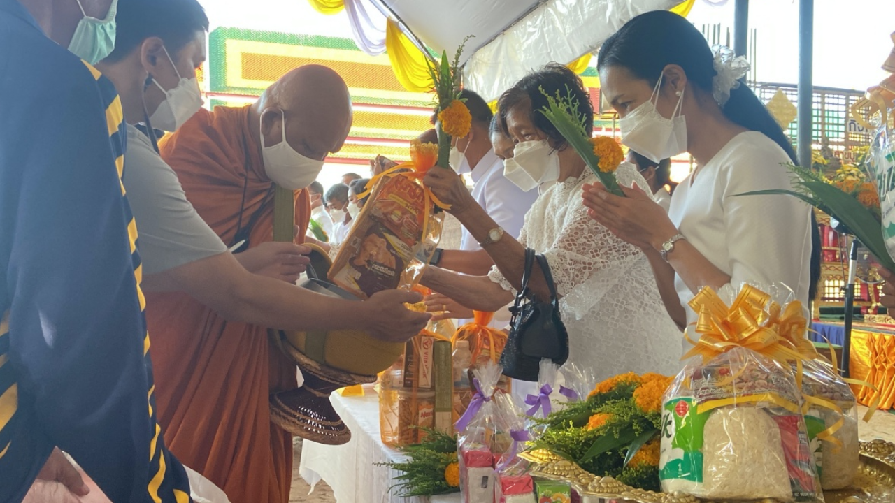 พุทธศาสนิกชนร่วมทำบุญ วันวิสาขบูชาโลก ถวายเป็นพุทธบูชา