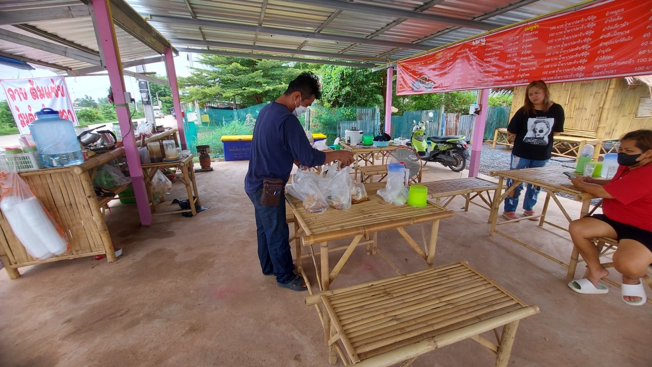 พ่อค้าช้ำใจ ถูกหนุ่มอ้างเป็น "จ่าทหาร" หลอกกินส้มตำฟรี แถมสั่งใส่ถุง