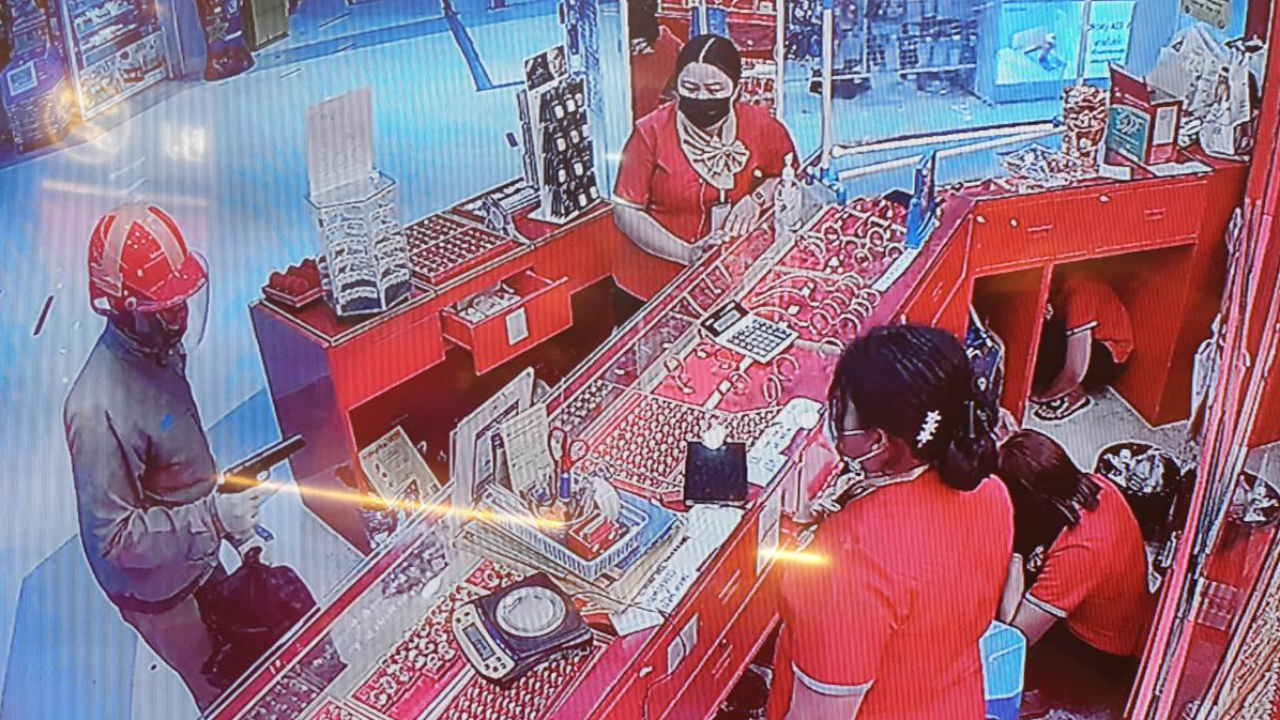 ล่าโจรชิงทอง ห้างดังเมืองตาก กวาดเกือบ 200 บ.-เงิน 1 แสน ไม่ถึง 2 นาที