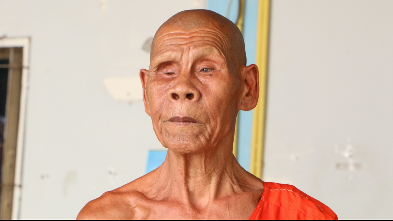 "หลวงตา" ตาบอด ถูกแก๊ง 18 มงกุฎหลอกต้ม บอกให้อภัยทาน ไม่แจ้งความ