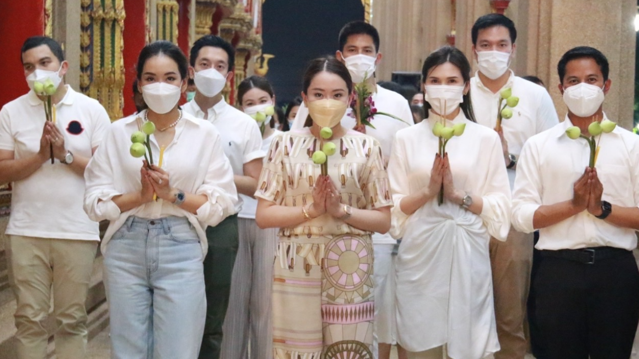 “อุ๊งอิ๊ง" แพทองธาร ร่วม ผู้สมัคร ส.ก.เพื่อไทย เวียนเทียน วันวิสาขบูชา 