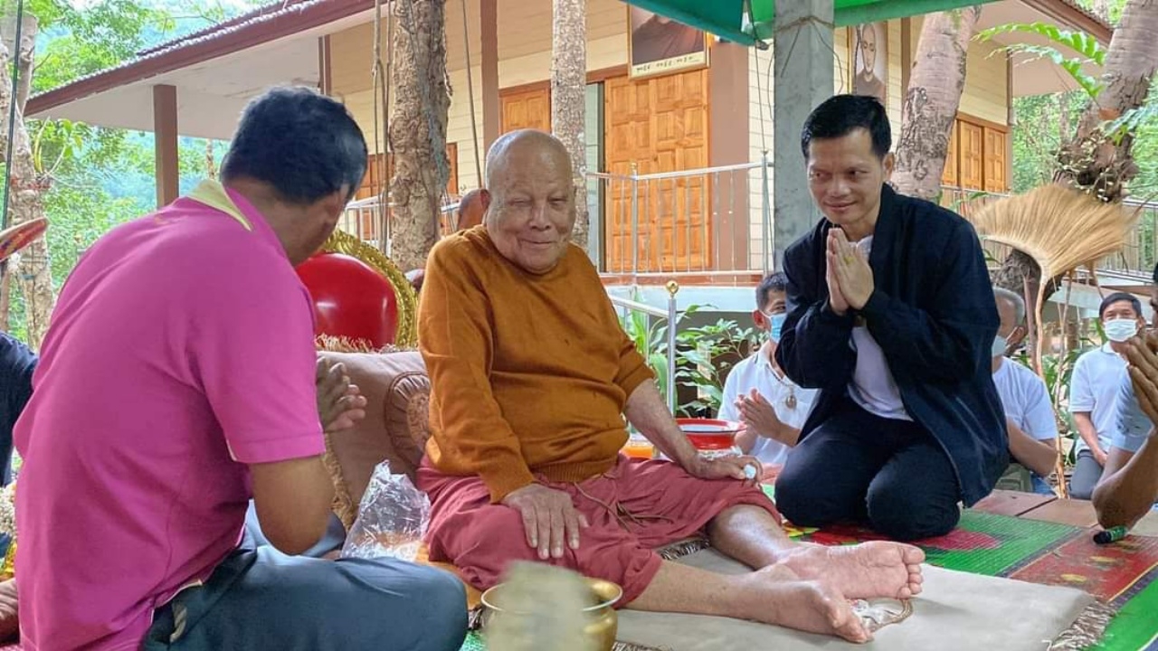 พลังศรัทธา "หลวงปู่แสง" เปิดวัดป่าฯ วันแรก ให้ประชาชนเข้าสักการะ