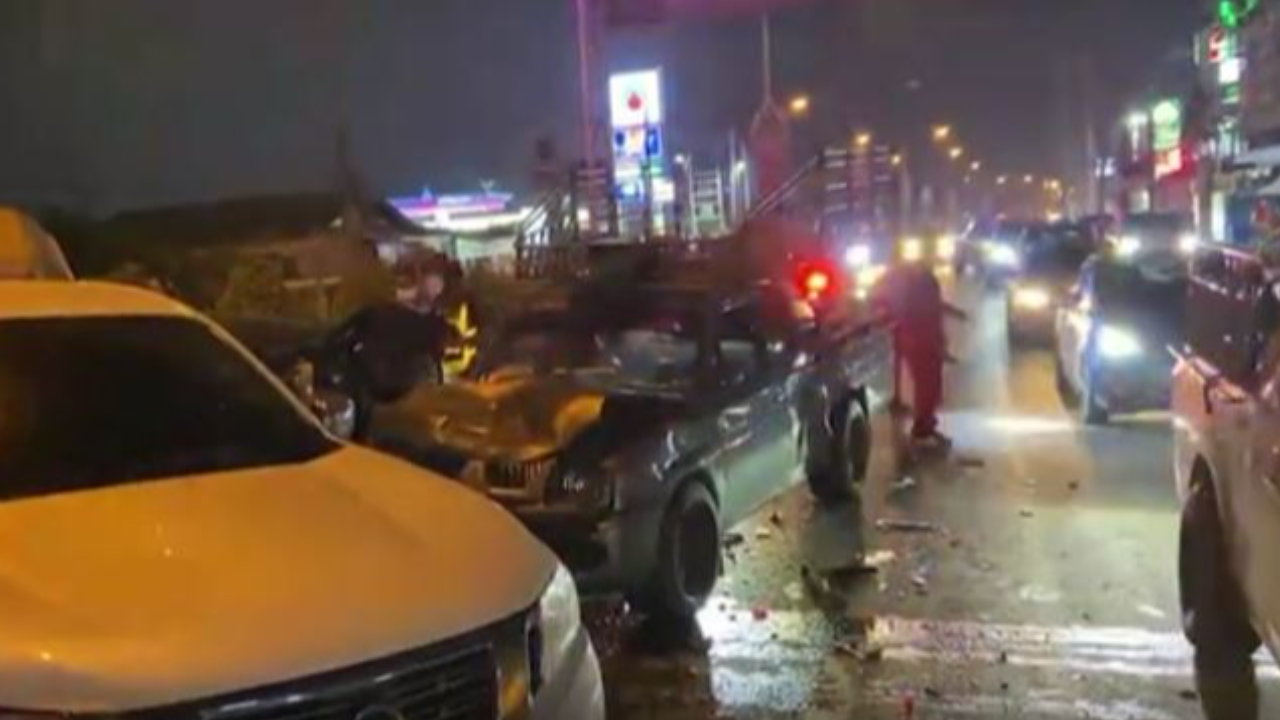 "กระบะมรณะ" ฝ่าไฟแดงชน จยย.ตาย 1 เจ็บ 1 ซิ่งหนี 2 กม.ชนรถขวางพัง 5 คัน