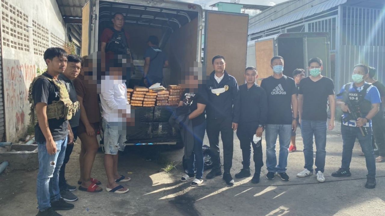 ตำรวจนครบาล 8 จับแก๊งโรงเหล็กขนกัญชาข้ามโขงส่งใน กทม. ยึดได้กว่าครึ่งตัน