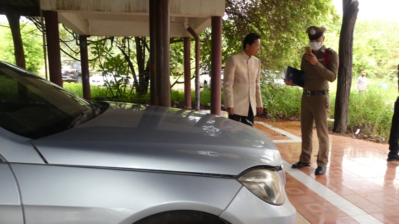 โจรแสบบุกบ้านพัก "พ่อปารีณา" งัดรถเบนซ์ ขโมยเครื่องยนต์รถไถกลางดึก