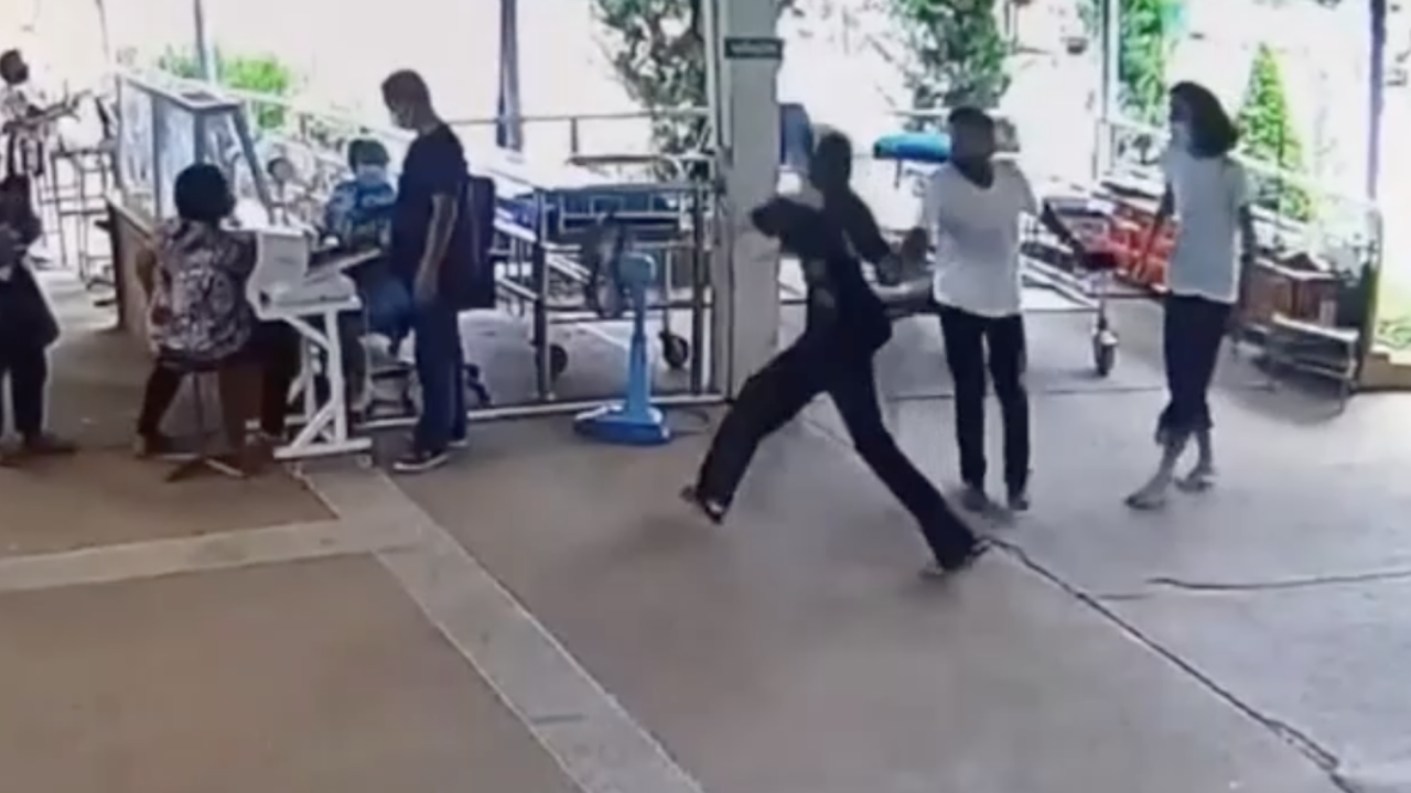 ผู้ปกครองนำ 2 วัยรุ่นขอโทษเจ้าหน้าที่ รพ.บ้านเหลื่อมแล้ว เหตุไล่ทำร้าย