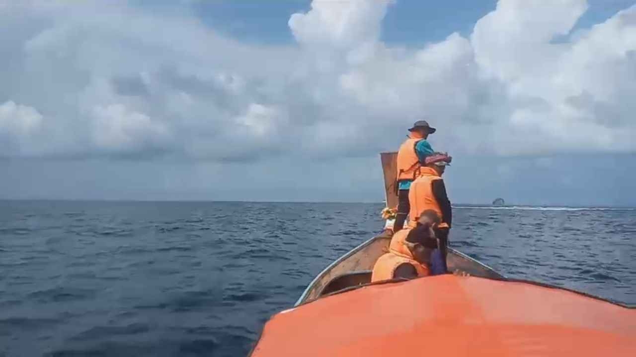 ทีมค้นหาพบแล้วศพตาประมงพื้นบ้านเกาะยาว หลังคลื่นแรงซัดเรือล่มกลางทะเล 