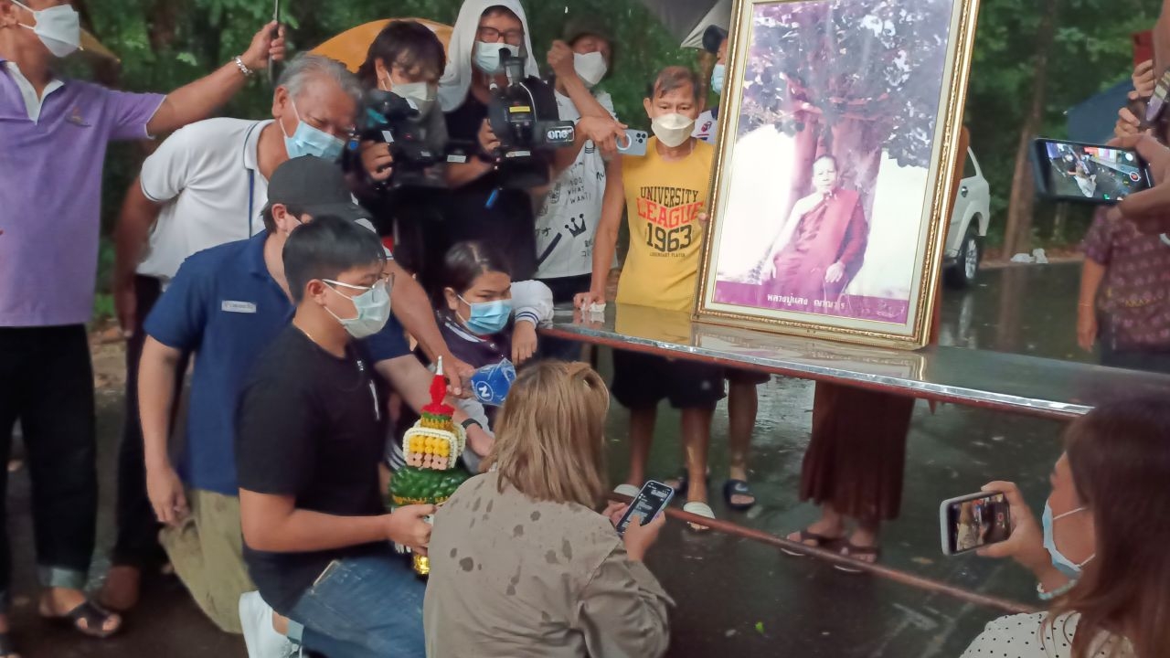 นักข่าวสาวกราบขอขมาหลวงปู่แสง ที่ล่วงเกินไม่สุภาพ ลูกศิษย์อภัยตามคำสอน