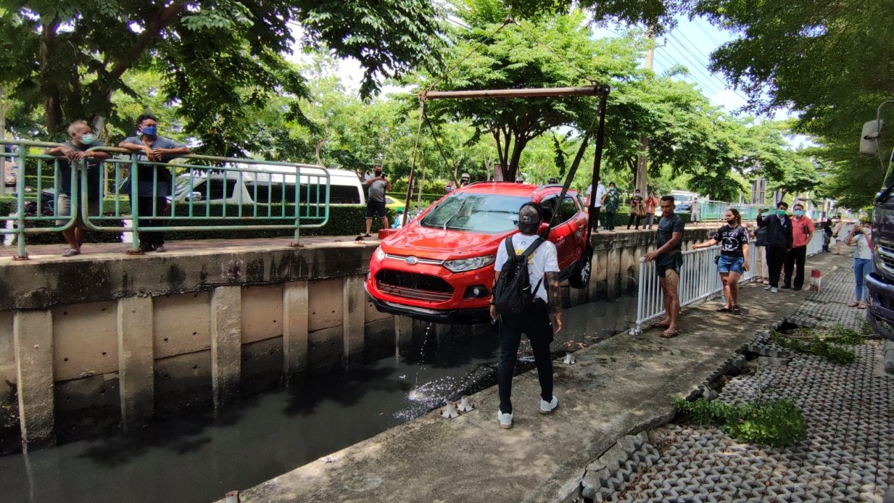 ไม่ทำคงเสียใจทั้งชีวิต สาวคนสวนโดดช่วย 2 ชีวิตเก๋งตกคูน้ำริมเส้นสรงประภา