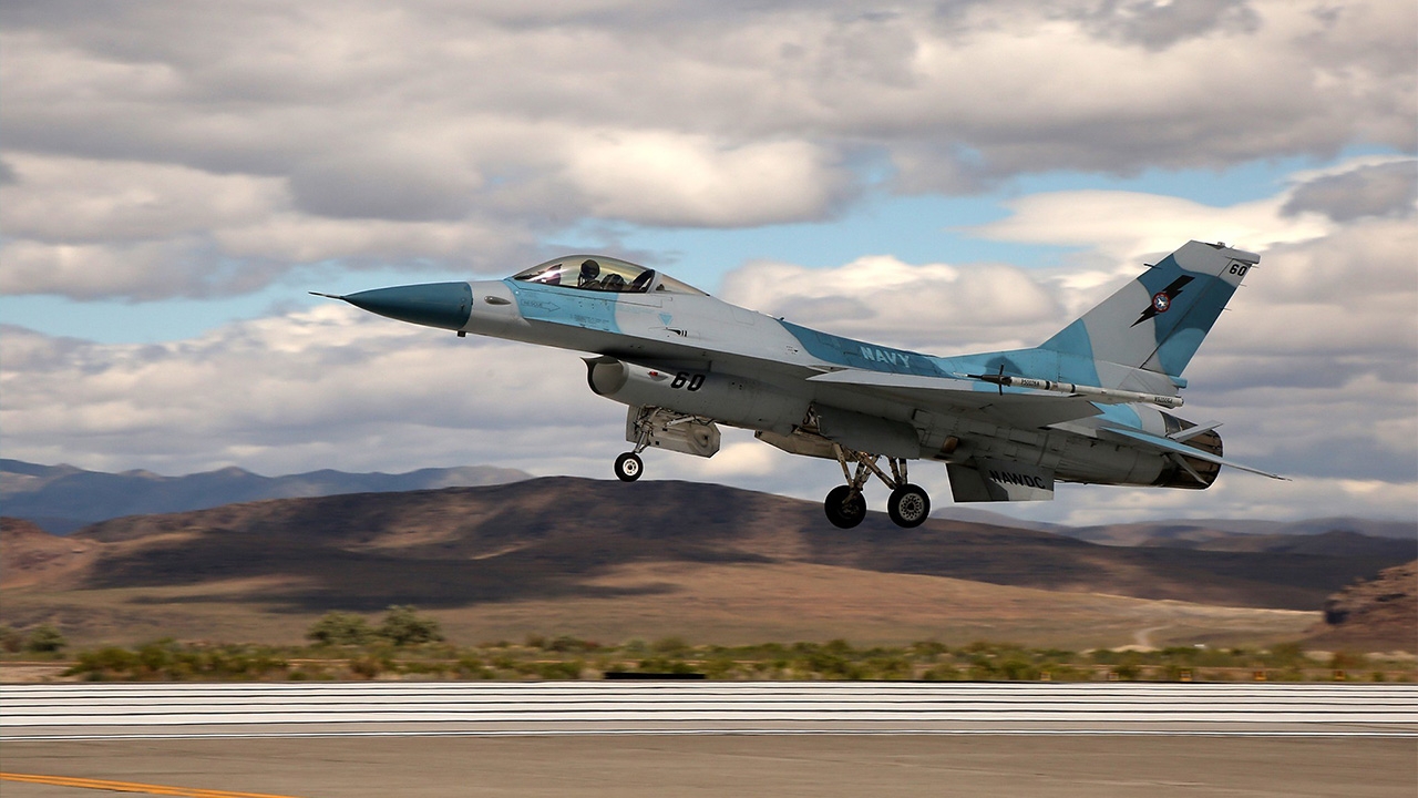 เอฟ-16 เหยี่ยวเวหารับบทผู้ร้ายแห่ง โรงเรียนฝึกนักบินท็อปกัน ทัพเรือสหรัฐฯ