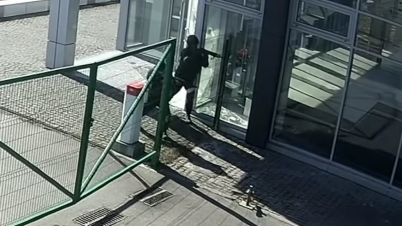 ภาพวงจรปิดแฉ ทหารรัสเซียยิงจากด้านหลัง ฆ่า 2 พลเรือนยูเครนไร้อาวุธ