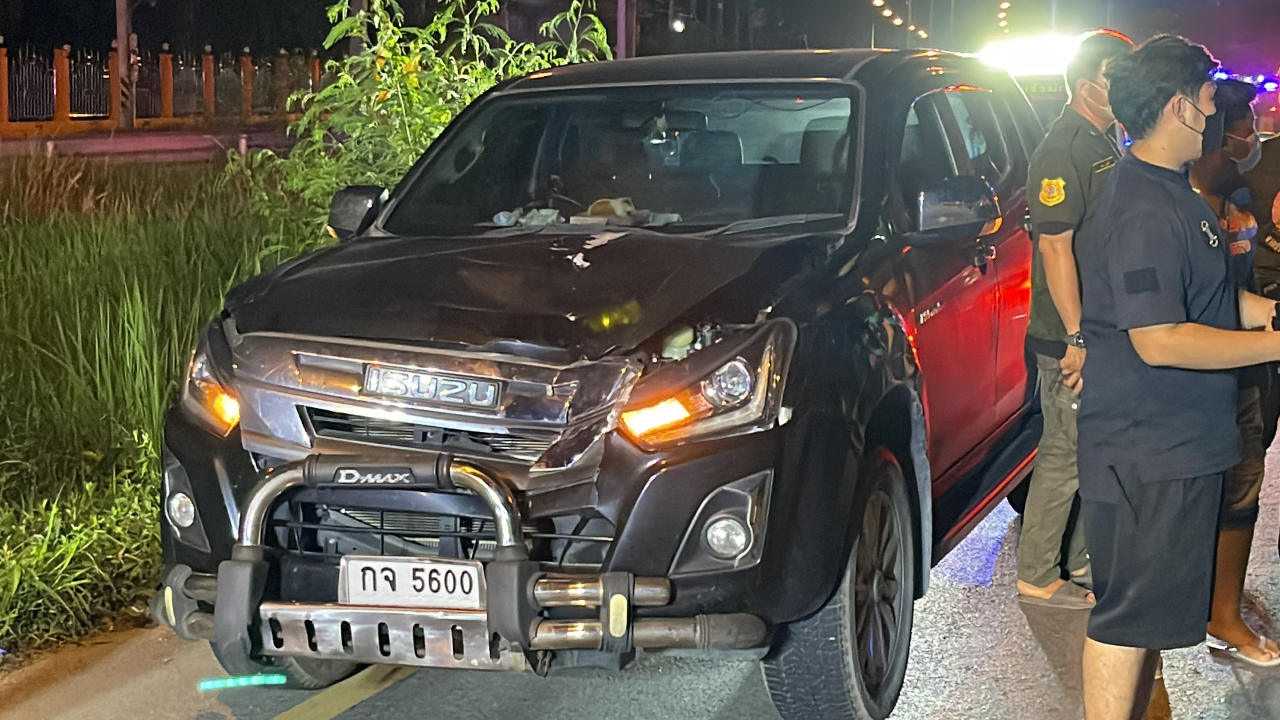 "ลุงชะตาขาด" เพิ่งซดเหล้ามา วิ่งข้ามถนน-ตัดหน้ากระบะ ชนตูมดับสนิท (คลิป)