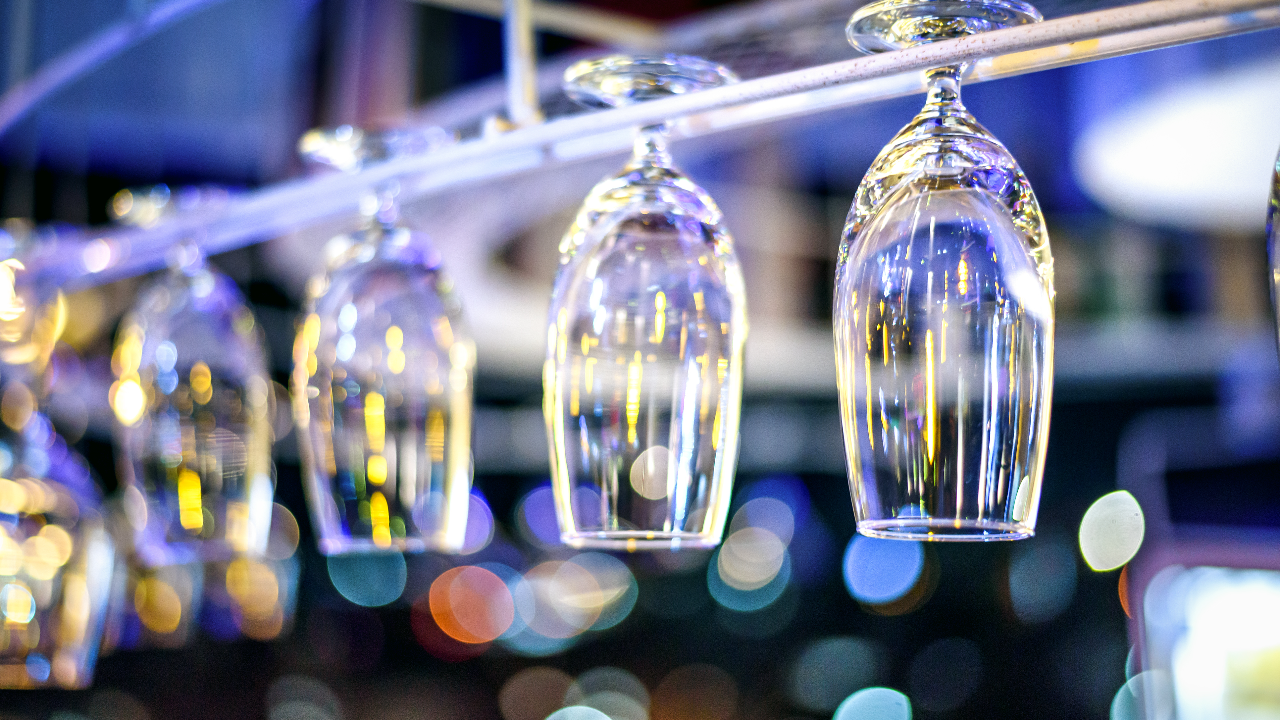 สธ. ชง ศบค. ปรับพื้นที่ 3 สี “ฟ้า-เขียว-เหลือง” จ่อให้เปิดผับ บาร์ คาราโอเกะ