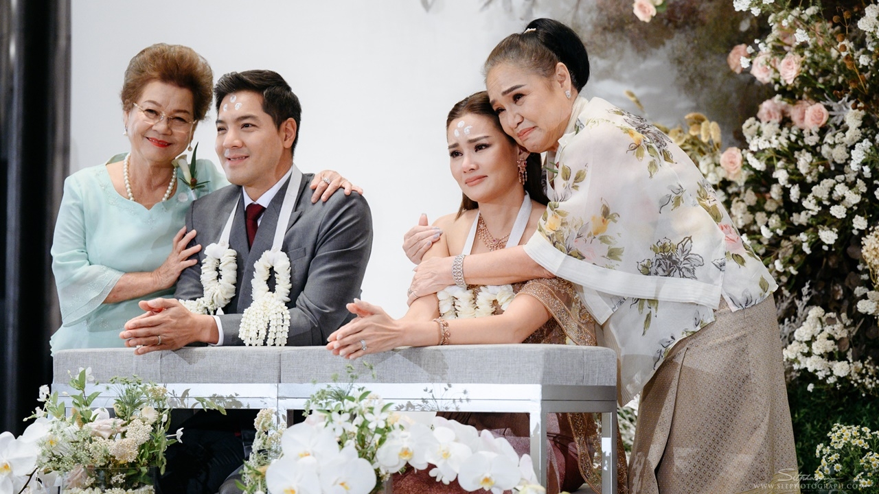 ชมภาพงานแต่ง หญิง-ตุลย์ สุดอบอุ่น แม่น้อย ร้องไห้ดีใจกับลูกสาว