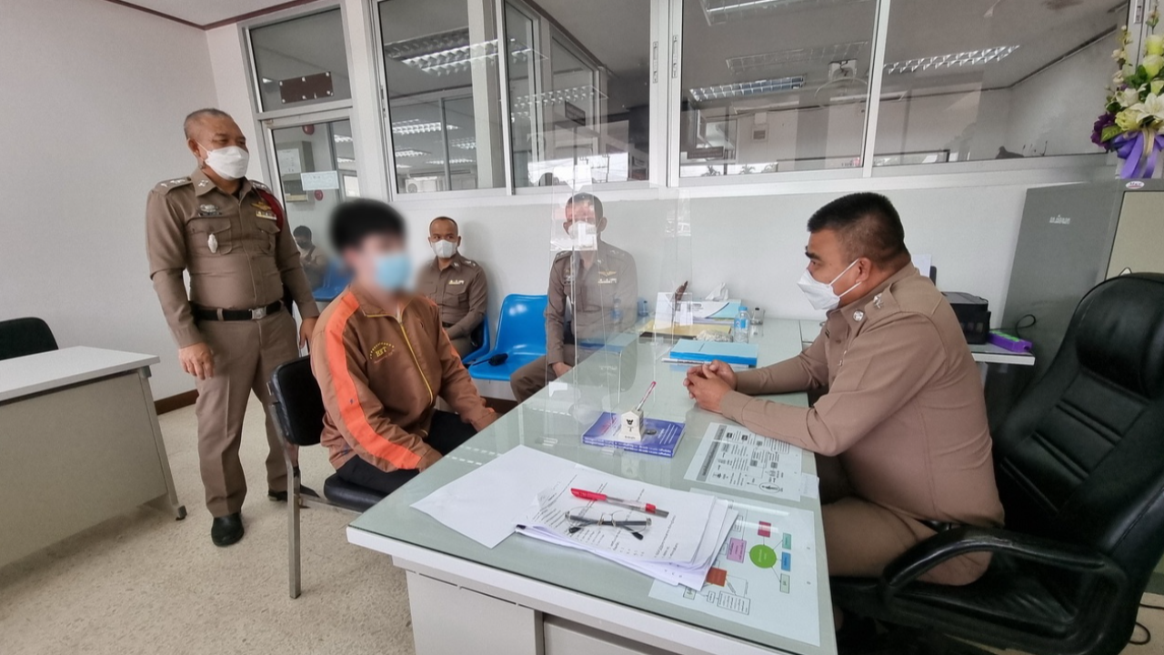 หนุ่มใส่ กกน. ตัวเดียวขี่มอเตอร์ไซค์ เข้ามอบตัว โดน 2 ข้อหา ปรับ 500 บาท