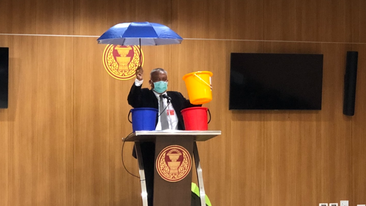 น้ำรั่วเป็นเหตุ “วัชระ” กางร่มแถลงข่าวประชดสภาฯ จ่อร้อง ป.ป.ช.เอาผิด กสทช.