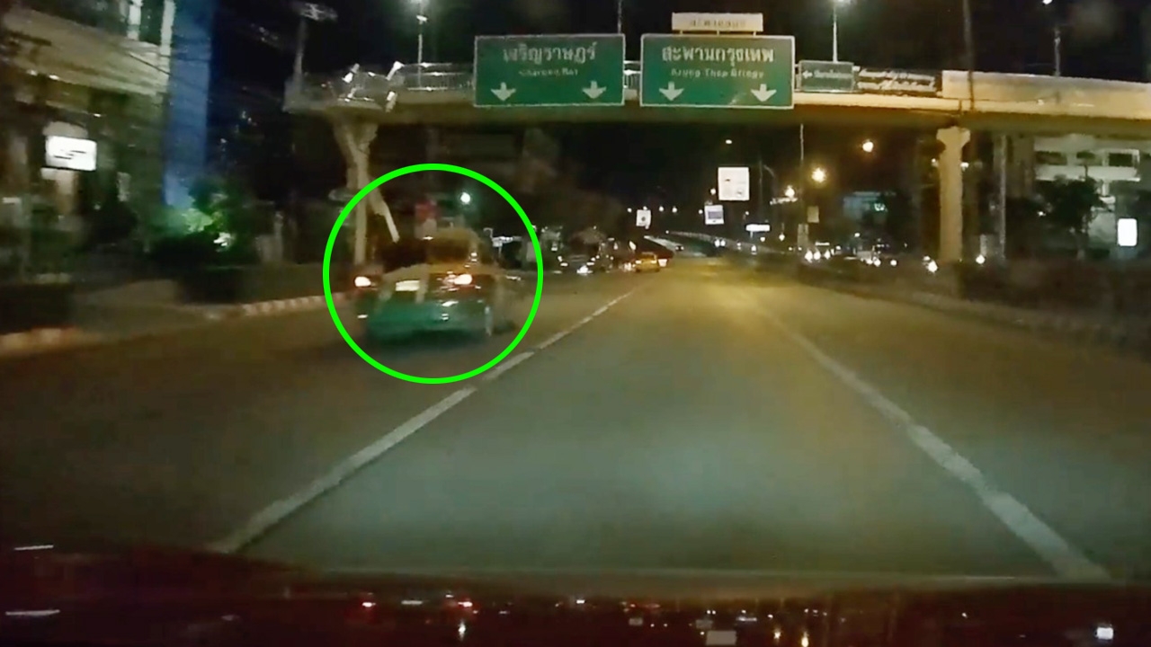 เปิดนาที "เด็กรับรถ" เกาะท้ายรถแท็กซี่ชายคลุ้มคลั่ง ก่อนตกเจ้าพระยา