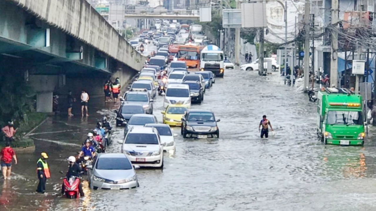 สภาพอากาศวันนี้ ฝนถล่มทั่วไทย 33 จว.อ่วม-ระวังน้ำท่วม ทะเลคลื่นลมแรง 