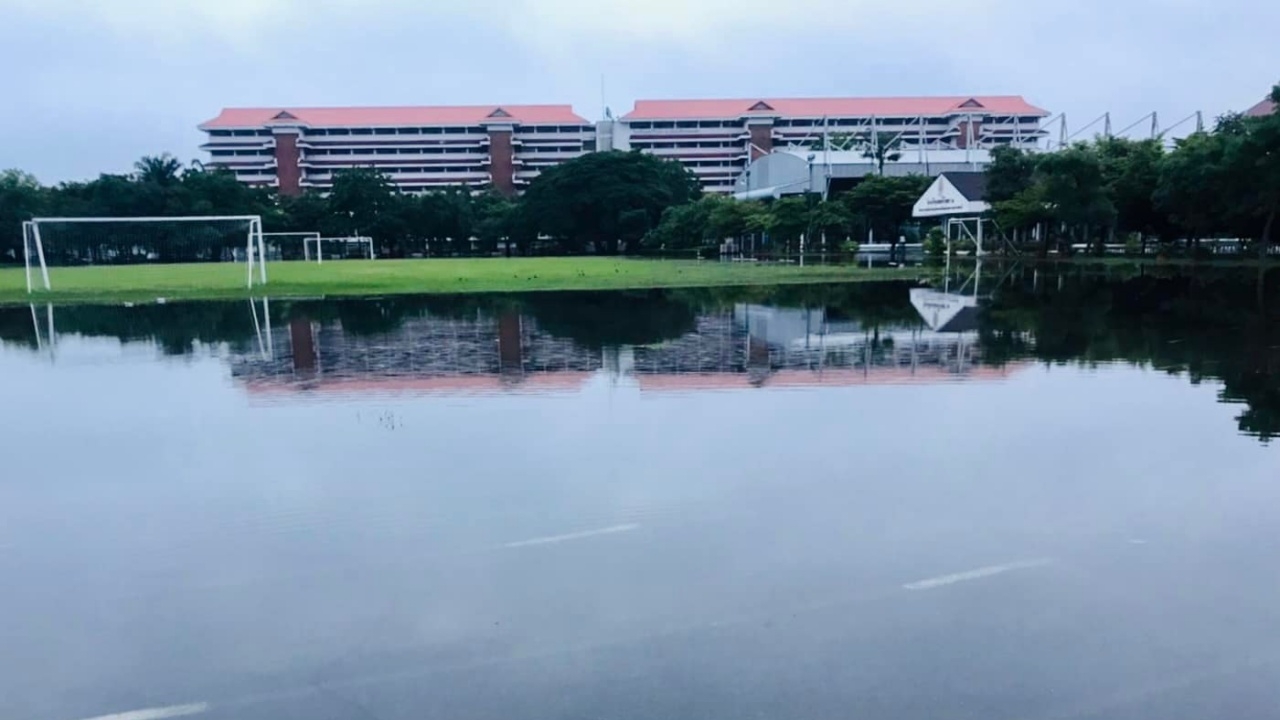 "สตรีวิทยา 2" ประกาศหยุดเรียน 1 วัน หลังฝนตกหนัก น้ำท่วมทะลักเข้าโรงเรียน