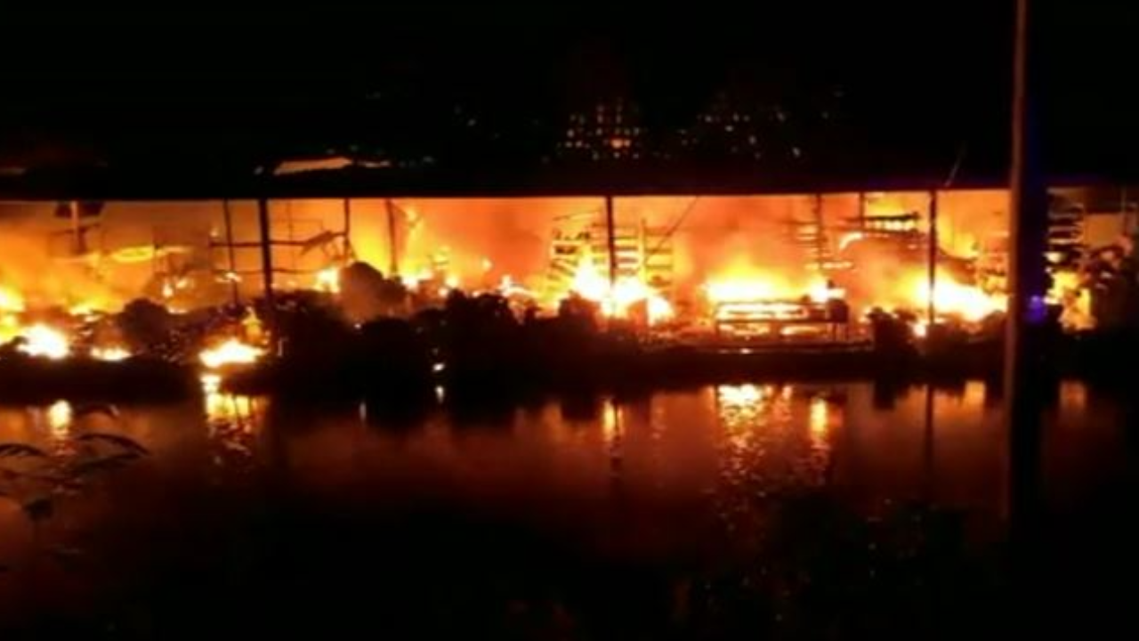 เพลิงไหม้โกดังขายสินค้า ที่อยุธยา เผาวอดวาย คาดเสียหายกว่า 10 ล้านบาท