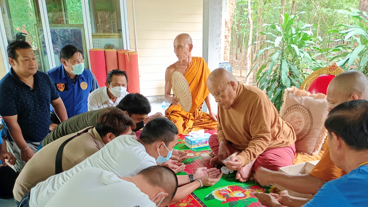 หลวงปู่แจกพระ