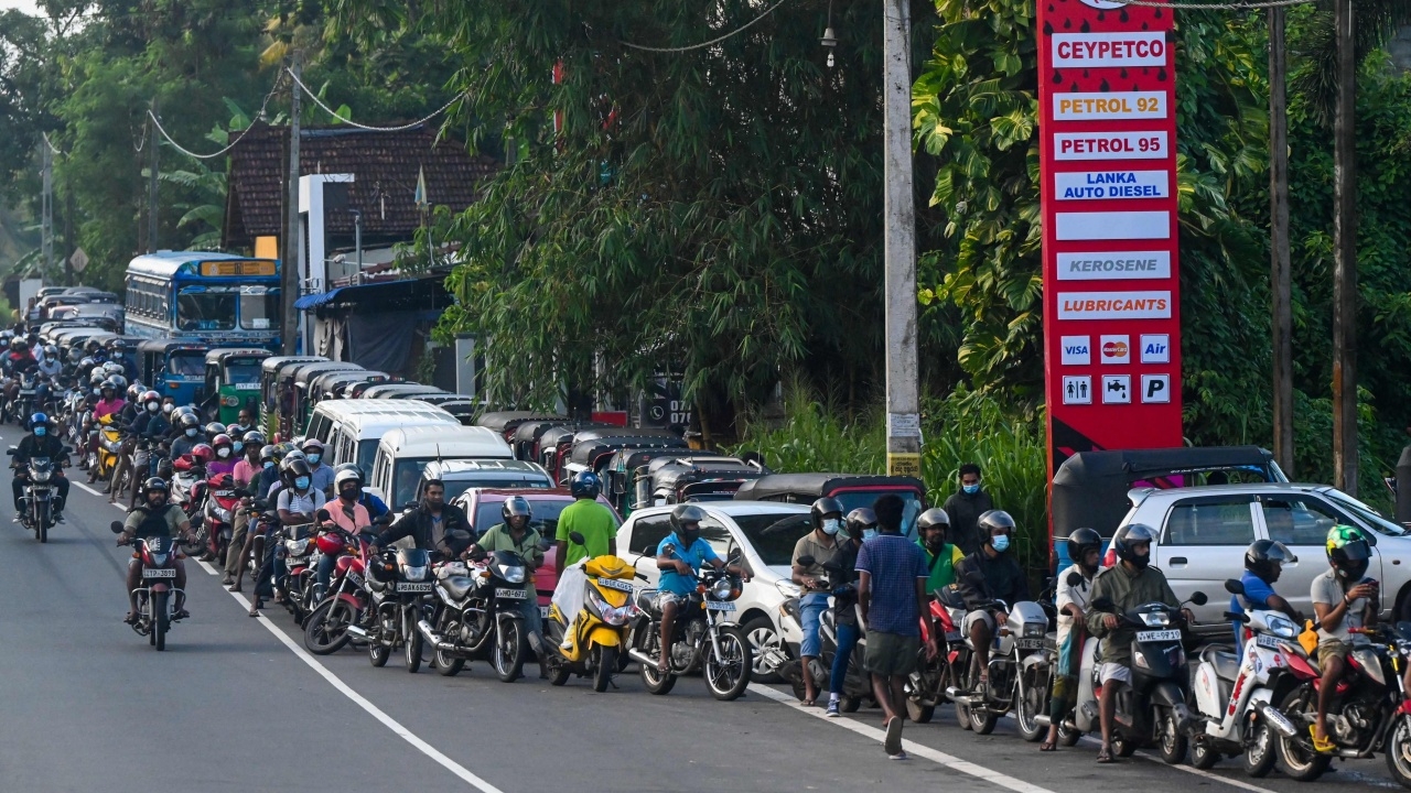 ศรีลังกาสุดวิกฤติ นายกฯ แจ้งข่าวร้าย เหลือน้ำมันเชื้อเพลิงพอใช้วันเดียว