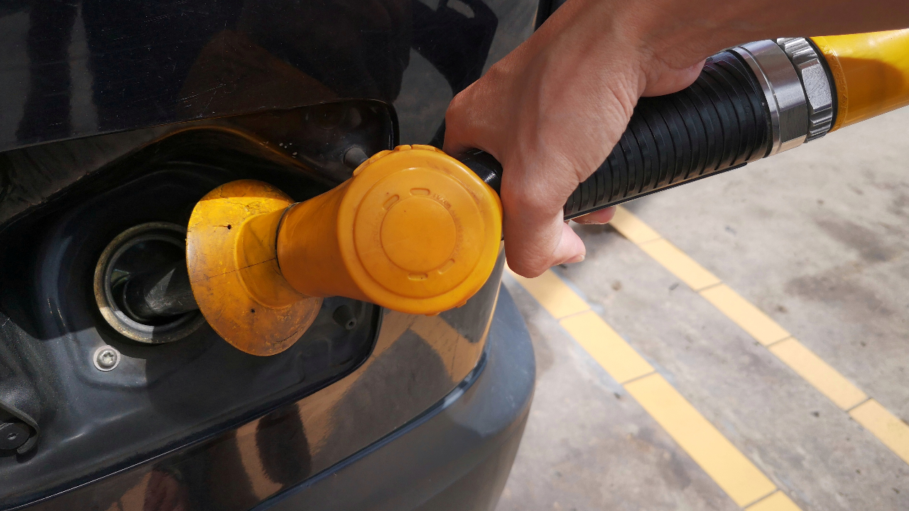 อาคม รมว.คลัง เผยลดภาษีน้ำมันดีเซล 5 บาท ทำรัฐสูญรายได้ 20,000 ล้าน