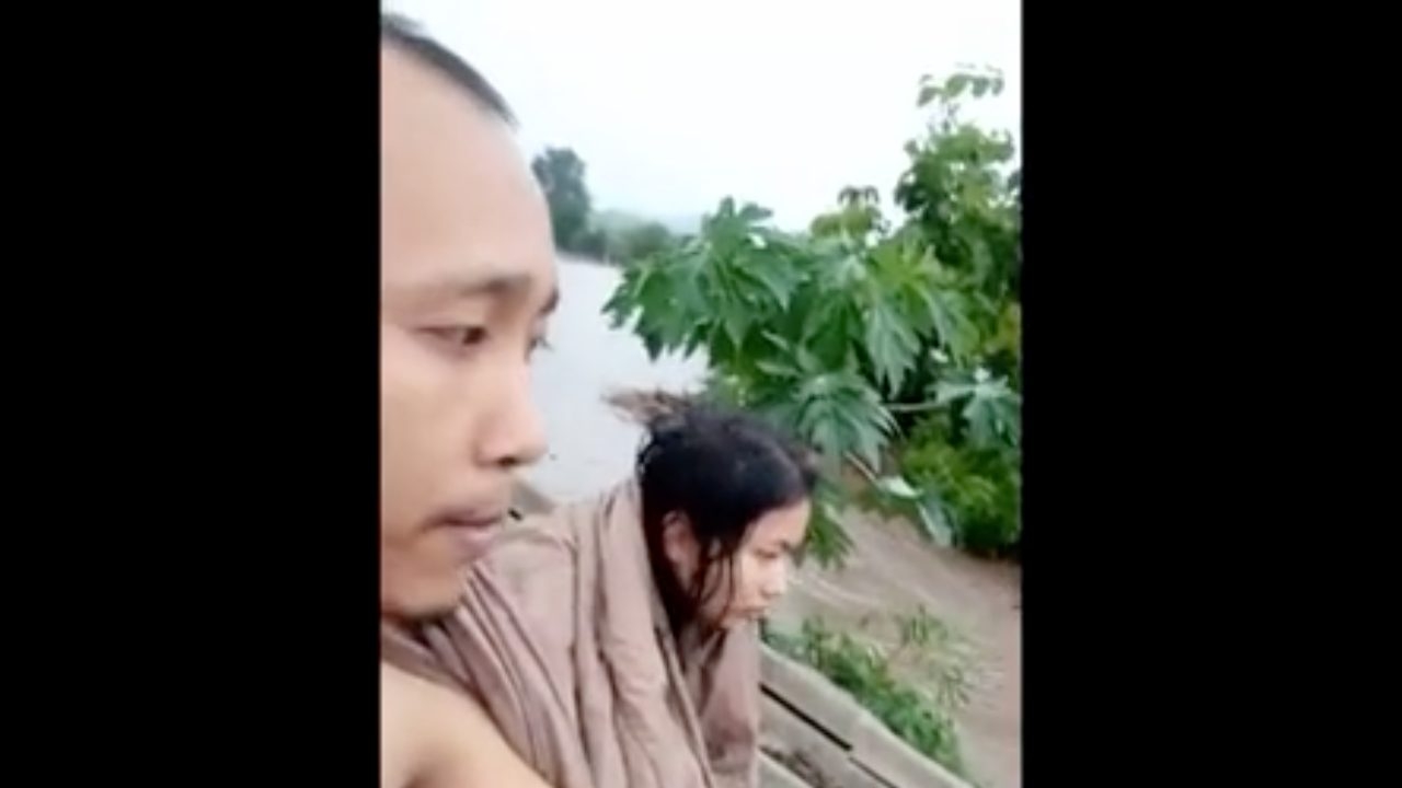 ระทึก หนุ่มพาเมียหนีน้ำท่วม ขึ้นไปอยู่บนหลังคา ไลฟ์สดขอความช่วยเหลือ (คลิป)