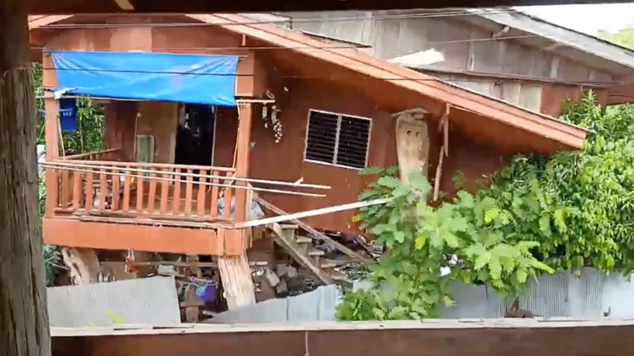 เพื่อนบ้านเล่านาที บ้านทั้งหลังพังถล่ม หลังฝนตกหนัก-น้ำป่าทะลัก