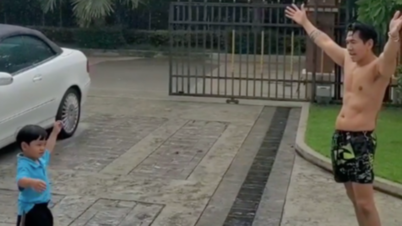โซเชียลชื่นชม ดีเจเพชรจ้า เลี้ยงลูก พาเล่นน้ำฝน แต่บางคนขอเห็นต่าง (คลิป)