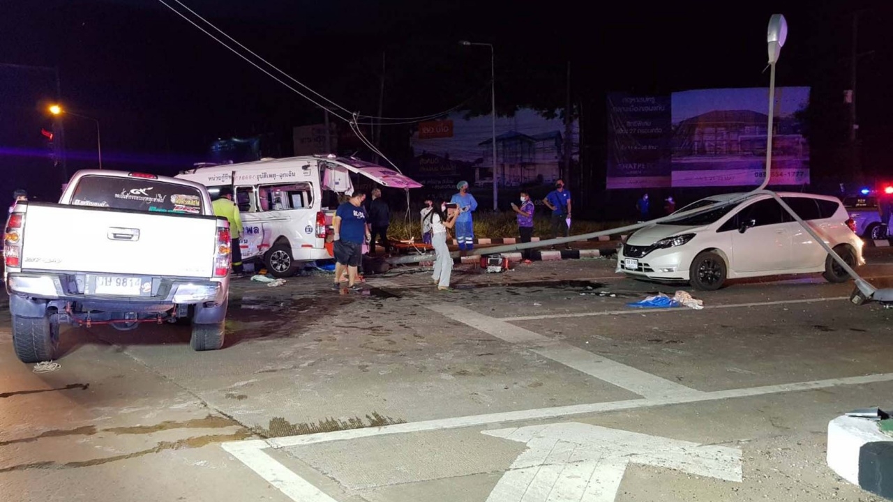 กระบะชนรถพยาบาลกลางสี่แยกขอนแก่น เจ็บระนาว 6 ราย