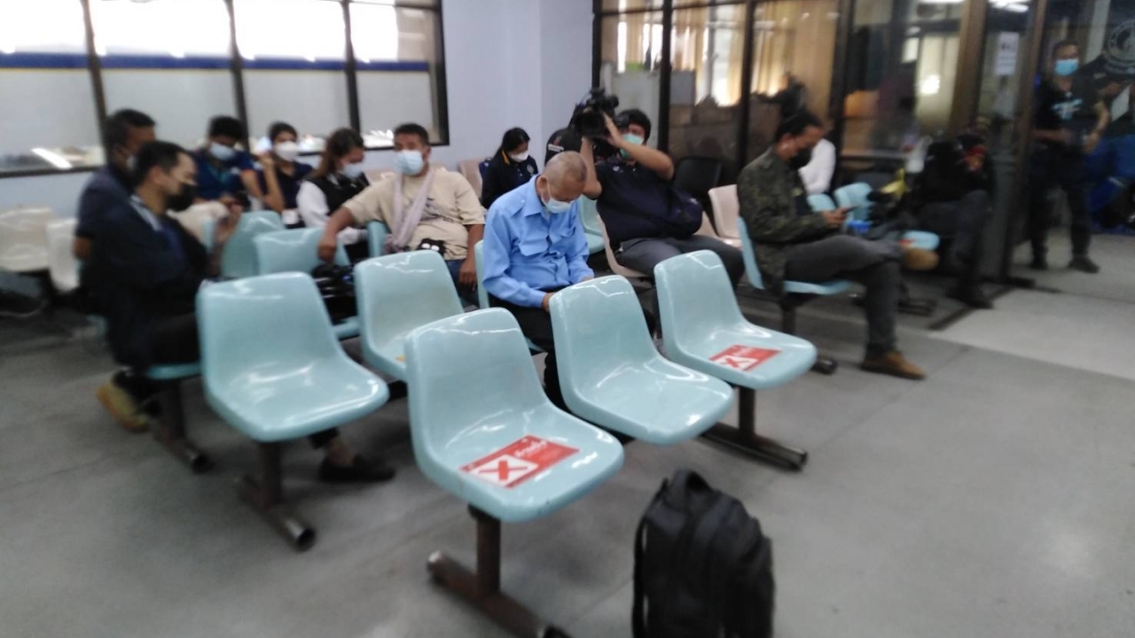 พ่อรับศพ "วิว" หนุ่มพลเมืองดี ตำรวจรอความเห็นแพทย์ก่อนแจ้งข้อหาไอ้คลั่ง