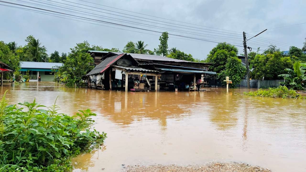 น้ำป่าไหลหลากท่วมชาวบ้าน เชียงใหม่และอุตรดิตถ์เดือดร้อนนับร้อยหลังคาเรือน