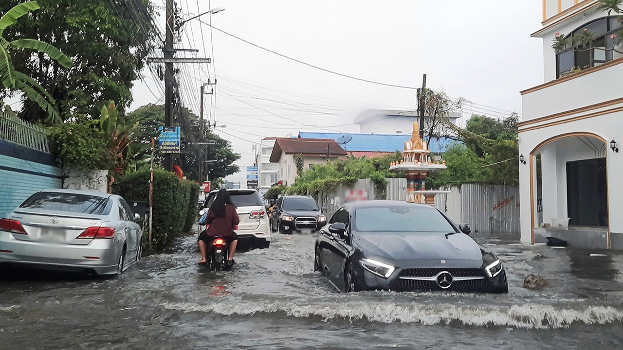 ฝนถล่มจมกรุง สถานีสูบไฟดับ ท่วมขังโกลาหล