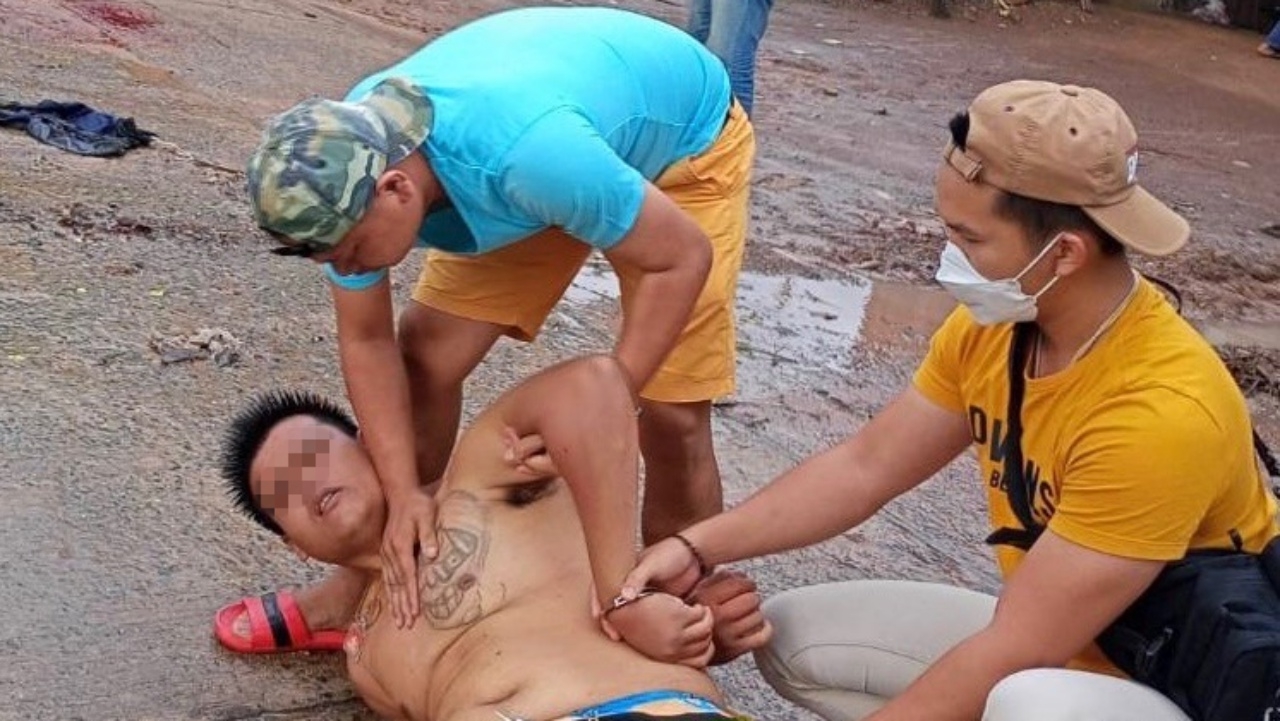  หลานคลั่งยา ฆ่ายายต่อหน้าต่อตา จับหัวโขกถนน ลากกลับไปกระทืบซ้ำ