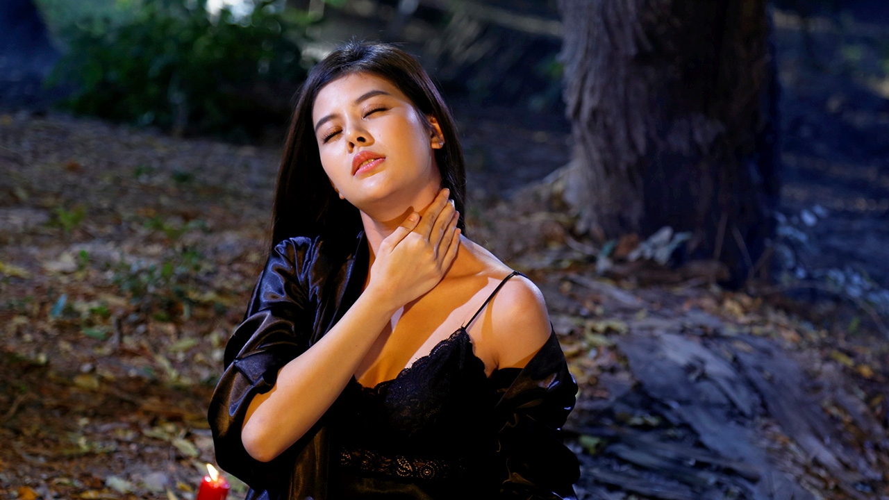 แซ่บเกินต้าน! “ลาดา” ทำมนตร์มหาเสน่ห์ ทุ่มทุนใส่ชุดนอนเซ็กซี่ลุยเข้าป่ายามดึก ใน “กระสือลำซิ่ง”