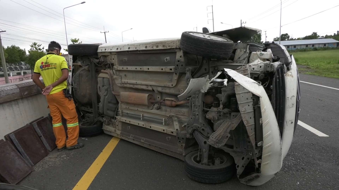 หมอสาวบุรีรัมย์หวิดดับ เก๋งยางแตกชนแบริเออร์หุ้มยาง รถไม่ข้ามเกาะกลาง