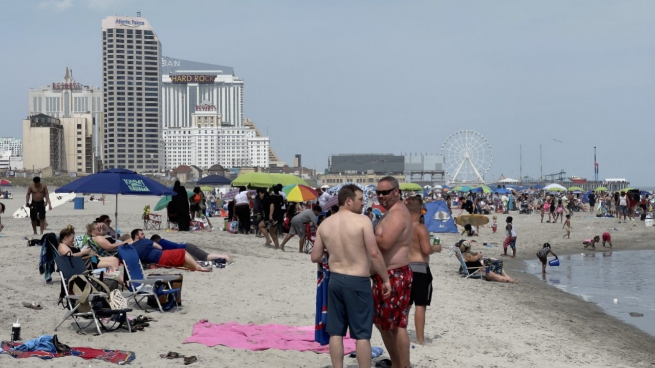 วัยรุ่นสหรัฐฯ ขุดหลุมเล่นบนชายหาด ทรายทลายฝังทั้งเป็นดับสลด