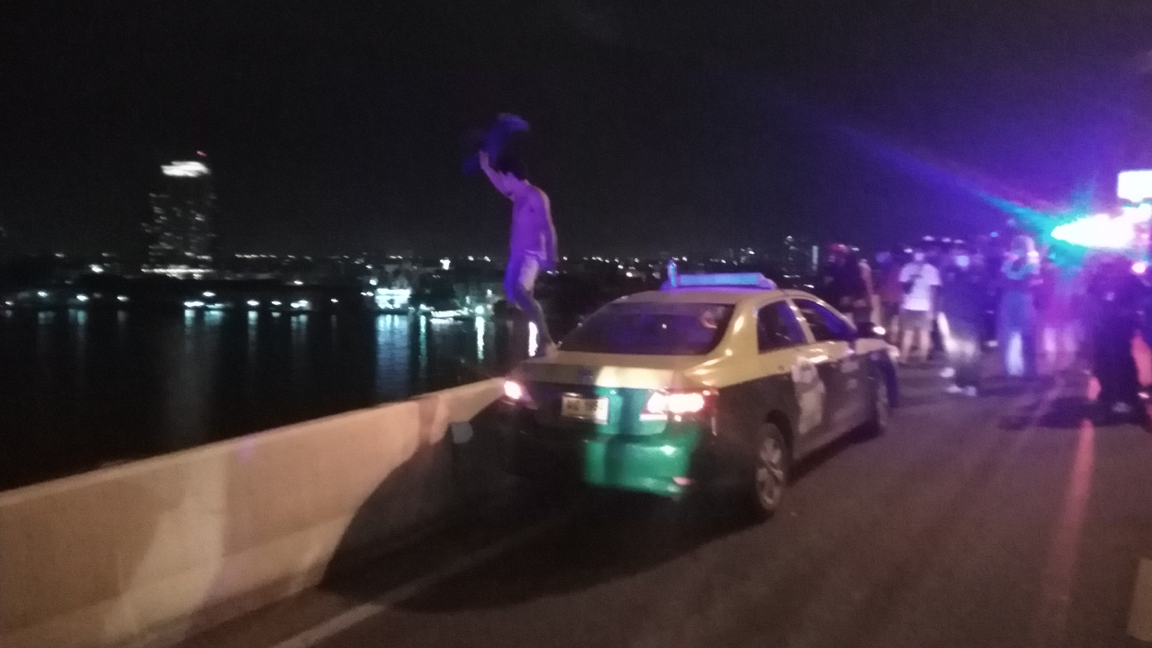 วุ่น หนุ่มคลั่งฉกแท็กซี่ ซิ่งจอดกลางสะพาน ร้องขอดื่มโค้ก-ดิ่งเจ้าพระยา