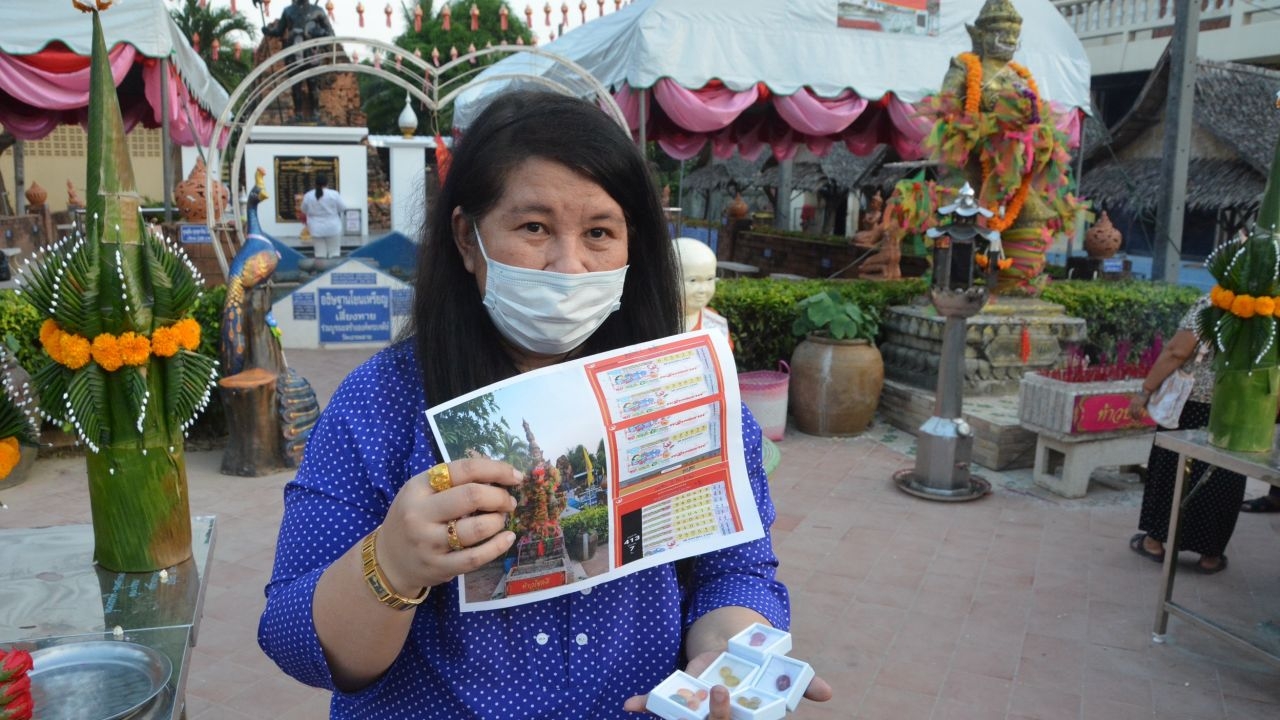 สาวถูกหวยนับล้าน นำพลอยมูลค่า 3 หมื่นถวายแก้บน ท้าวปลดหนี้ที่วัดเถรพลาย